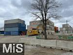 18.02.2026, M�nchen Trudering, Container-Lager auf einem Baugrund am Rappenweg. Ein tempor�res �bersee-Container-Depot in Trudering-Riem sorgt f�r unmut im Stadtrat. Eigentlich ist auf dem Gel�nde Wohnbebauung geplant, doch die Genehmigungen lassen auf sich warten, weshalb einige Eigent�mer ihre Fl�chen nun f�r Zwischennutzungen vermieten, mit unangenehmen Folgenwegen Schwerlastverkehr f�r die Anwohner. 