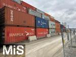 18.02.2026, M�nchen Trudering, Container-Lager auf einem Baugrund am Rappenweg. Ein tempor�res �bersee-Container-Depot in Trudering-Riem sorgt f�r unmut im Stadtrat. Eigentlich ist auf dem Gel�nde Wohnbebauung geplant, doch die Genehmigungen lassen auf sich warten, weshalb einige Eigent�mer ihre Fl�chen nun f�r Zwischennutzungen vermieten, mit unangenehmen Folgenwegen Schwerlastverkehr f�r die Anwohner. 