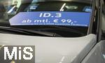 20.02.2026, Die Auto-Messe M�nchner Auto Tage 2026 in M�nchen im Messegel�nde Riem. Staunen und Testen und Kaufen, Autoh�ndler zeigen ihre neuesten Modelle. Hier ein VW ID.3, 
Das Bild zeigt ein wei�es Elektroauto Volkswagen ID.3, das in einem Innenausstellungsraum ausgestellt ist. Auf der Motorhaube des Autos befinden sich auff�llige Werbetexte auf Deutsch, die sechs Monate kostenlose Volkswagen-Versicherung und die Chance auf einen 100-Euro-Tankgutschein anbieten. Die Windschutzscheibe zeigt Bedingungen f�r eine Probefahrt und monatliche Preise ab 99 Euro.