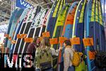 20.02.2026, Die Reise- und Freizeitmesse f.r.e.e.26 in M�nchen im Messegel�nde Riem. 
Das Bild zeigt eine Gruppe von Frauen, die vor einer Ausstellung verschiedener Stand-Up-Paddleboards stehen. Die Frauen scheinen die Boards zu besprechen oder zu begutachten. 