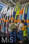 20.02.2026, Die Reise- und Freizeitmesse f.r.e.e.26 in M�nchen im Messegel�nde Riem. 
Das Bild zeigt eine Gruppe von Frauen, die vor einer Ausstellung verschiedener Stand-Up-Paddleboards stehen. Die Frauen scheinen die Boards zu besprechen oder zu begutachten.  