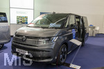 20.02.2026, Die Auto-Messe Münchner Auto Tage 2026 in München im Messegelände Riem. Staunen und Testen und Kaufen, Autohändler zeigen ihre neuesten Modelle. Hier der Messestand von VW MAHAG, ein VW Elektro-Transporter.