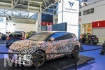 20.02.2026, Die Auto-Messe Münchner Auto Tage 2026 in München im Messegelände Riem. Staunen und Testen und Kaufen, Autohändler zeigen ihre neuesten Modelle. Hier der Messestand von Seat Cupra (Volkswagen Konzern) der kommende vollelektrische Kleinwagen Cupra Raval, hier noch in Tarnfolie. In der 2 Hälfte des Jahres 2026 wird er vorgestellt.