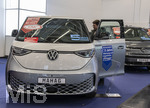 20.02.2026, Die Auto-Messe Münchner Auto Tage 2026 in München im Messegelände Riem. Staunen und Testen und Kaufen, Autohändler zeigen ihre neuesten Modelle. Hier der Messestand von VW MAHAG, der ID Buzz 