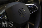 20.02.2026, Die Auto-Messe Münchner Auto Tage 2026 in München im Messegelände Riem. Staunen und Testen und Kaufen, Autohändler zeigen ihre neuesten Modelle. Hier der Messestand von VW, der ID.7 Tourer von innen, das Lenkrad mit Airbag und dem VW-Logo darauf.