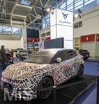 20.02.2026, Die Auto-Messe Münchner Auto Tage 2026 in München im Messegelände Riem. Staunen und Testen und Kaufen, Autohändler zeigen ihre neuesten Modelle. Hier der Messestand von Seat Cupra (Volkswagen Konzern) der kommende vollelektrische Kleinwagen Cupra Raval, hier noch in Tarnfolie. In der 2 Hälfte des Jahres 2026 wird er vorgestellt.