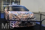 20.02.2026, Die Auto-Messe Münchner Auto Tage 2026 in München im Messegelände Riem. Staunen und Testen und Kaufen, Autohändler zeigen ihre neuesten Modelle. Hier der Messestand von Seat Cupra (Volkswagen Konzern) der kommende vollelektrische Kleinwagen Cupra Raval, hier noch in Tarnfolie. In der 2 Hälfte des Jahres 2026 wird er vorgestellt.