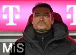 21.02.2026, Fussball Bundesliga 2025/2026, 23.Spieltag, FC Bayern M�nchen - Eintracht Frankfurt, in der Allianz-Arena M�nchen,   Trainer Albert Riera (Eintracht Frankfurt) nachdenklich.


