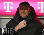 21.02.2026, Fussball Bundesliga 2025/2026, 23.Spieltag, FC Bayern M�nchen - Eintracht Frankfurt, in der Allianz-Arena M�nchen,   Trainer Albert Riera (Eintracht Frankfurt) nachdenklich.


