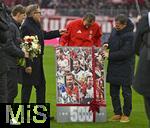 21.02.2026, Fussball Bundesliga 2025/2026, 23.Spieltag, FC Bayern M�nchen - Eintracht Frankfurt, in der Allianz-Arena M�nchen,   Harry Kane (FC Bayern M�nchen) wird heute geehrt f�r sein 500 Tore, v.l. Sportdirektor Christoph Freund (Bayern M�nchen), Vorstandsvorsitzender Jan-Christian Dreesen (FC Bayern M�nchen), Harry Kane (FC Bayern M�nchen), Sportvorstand Max Eberl (Bayern M�nchen) 

