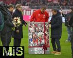 21.02.2026, Fussball Bundesliga 2025/2026, 23.Spieltag, FC Bayern M�nchen - Eintracht Frankfurt, in der Allianz-Arena M�nchen,   Harry Kane (FC Bayern M�nchen) wird heute geehrt f�r sein 500 Tore, v.l. Sportdirektor Christoph Freund (Bayern M�nchen), Vorstandsvorsitzender Jan-Christian Dreesen (FC Bayern M�nchen), Harry Kane (FC Bayern M�nchen), Sportvorstand Max Eberl (Bayern M�nchen) 


