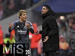 21.02.2026, Fussball Bundesliga 2025/2026, 23.Spieltag, FC Bayern M�nchen - Eintracht Frankfurt, in der Allianz-Arena M�nchen,   Ritsu Doan (Eintracht Frankfurt) und Trainer Albert Riera (Eintracht Frankfurt) diskutieren



