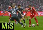 21.02.2026, Fussball Bundesliga 2025/2026, 23.Spieltag, FC Bayern M�nchen - Eintracht Frankfurt, in der Allianz-Arena M�nchen,   v.l. Hugo Larsson (Eintracht Frankfurt), Nnamdi Collins (Eintracht Frankfurt) und Harry Kane (FC Bayern M�nchen) 


