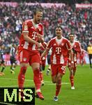 21.02.2026, Fussball Bundesliga 2025/2026, 23.Spieltag, FC Bayern M�nchen - Eintracht Frankfurt, in der Allianz-Arena M�nchen,   der Jubel nach dem 2:0 von Harry Kane (FC Bayern M�nchen) v.l. Harry Kane (FC Bayern M�nchen) und Aleksandar Pavlovic (FC Bayern M�nchen) 

