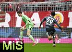 21.02.2026, Fussball Bundesliga 2025/2026, 23.Spieltag, FC Bayern M�nchen - Eintracht Frankfurt, in der Allianz-Arena M�nchen,   Torwart Jonas Urbig (FC Bayern M�nchen) wehrt den Ball ab. Ayoube Amaimouni-Echghouya (Eintracht Frankfurt) 


