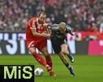 21.02.2026, Fussball Bundesliga 2025/2026, 23.Spieltag, FC Bayern M�nchen - Eintracht Frankfurt, in der Allianz-Arena M�nchen,   v.l. Harry Kane (FC Bayern M�nchen) gegen Oscar Hojlund (Eintracht Frankfurt) 


