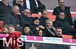 21.02.2026, Fussball Bundesliga 2025/2026, 23.Spieltag, FC Bayern M�nchen - Eintracht Frankfurt, in der Allianz-Arena M�nchen,   Gute Laune bei Ex-Vorstandsvorsitzender Karl-Heinz Rummenigge (FC Bayern M�nchen) und Ehren-Pr�sident Uli Hoene� (FC Bayern M�nchen, Hoeness)  unten Bastian Schweinsteiger (Bayern M�nchen).


