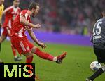 21.02.2026, Fussball Bundesliga 2025/2026, 23.Spieltag, FC Bayern M�nchen - Eintracht Frankfurt, in der Allianz-Arena M�nchen,   Harry Kane (FC Bayern M�nchen) trifft zum 3:0 vorbei an Ellyes Skhiri (Eintracht Frankfurt) 


