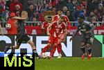 21.02.2026, Fussball Bundesliga 2025/2026, 23.Spieltag, FC Bayern M�nchen - Eintracht Frankfurt, in der Allianz-Arena M�nchen,   Harry Kane (FC Bayern M�nchen) foult Oscar Hojlund (Eintracht Frankfurt) , es gibt Elfmeter



