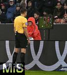 21.02.2026, Fussball Bundesliga 2025/2026, 23.Spieltag, FC Bayern M�nchen - Eintracht Frankfurt, in der Allianz-Arena M�nchen,   Schiedsrichter Tobias Reichel (Deutschland) am Monitor


