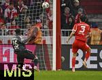 21.02.2026, Fussball Bundesliga 2025/2026, 23.Spieltag, FC Bayern M�nchen - Eintracht Frankfurt, in der Allianz-Arena M�nchen,   Arnaud Kalimuendo (Eintracht Frankfurt) trifft zum 3:2, v.l. Arnaud Kalimuendo (Eintracht Frankfurt) und Min-jae Kim (Bayern M�nchen, Minjae Kim) 


