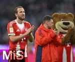 21.02.2026, Fussball Bundesliga 2025/2026, 23.Spieltag, FC Bayern M�nchen - Eintracht Frankfurt, in der Allianz-Arena M�nchen,   v.l. Harry Kane (FC Bayern M�nchen), Joshua Kimmich (FC Bayern M�nchen) und Berni das Maskottchen feiern nach dem Spiel.

