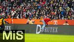 21.02.2026, Fussball Bundesliga 2025/2026, 23.Spieltag, FC Bayern München - Eintracht Frankfurt, in der Allianz-Arena München,  Ein Flitzer flüchtet über die Werbebande, nachdem er über den Platz gerannt ist.
