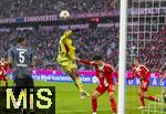 21.02.2026, Fussball Bundesliga 2025/2026, 23.Spieltag, FC Bayern München - Eintracht Frankfurt, in der Allianz-Arena München,  Torwart Kaua Santos (Eintracht Frankfurt) boxt den Ball weg vor Hiroki Ito (FC Bayern München), 