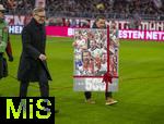 21.02.2026, Fussball Bundesliga 2025/2026, 23.Spieltag, FC Bayern München - Eintracht Frankfurt, in der Allianz-Arena München,  v.li: Vorstandsvorsitzender Jan-Christian Dreesen (FC Bayern München) und Sportvorstand Max Eberl (Bayern München) nach der Ehrung für Harry Kane (FC Bayern München) für 500 Tore.