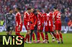 21.02.2026, Fussball Bundesliga 2025/2026, 23.Spieltag, FC Bayern München - Eintracht Frankfurt, in der Allianz-Arena München,  Alphonso Davies (mitte, FC Bayern München) muss verletzt aus dem Spiel, seine Kameraden trösten ihn. Jamal Musiala (Bayern München), Dayot Upamecano (FC Bayern München) 