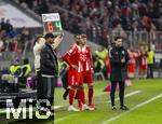 21.02.2026, Fussball Bundesliga 2025/2026, 23.Spieltag, FC Bayern München - Eintracht Frankfurt, in der Allianz-Arena München,  Einwechslung von Trainer Vincent Kompany (FC Bayern München), Jonathan Tah (FC Bayern München) und Leon Goretzka (FC Bayern München) 
