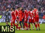 21.02.2026, Fussball Bundesliga 2025/2026, 23.Spieltag, FC Bayern München - Eintracht Frankfurt, in der Allianz-Arena München,  Alphonso Davies (mitte, FC Bayern München) muss verletzt aus dem Spiel, seine Kameraden trösten ihn.  Mahmoud Dahoud (Eintracht Frankfurt), Michael Olise (FC Bayern München), Jamal Musiala (Bayern München), Dayot Upamecano (FC Bayern München), Aleksandar Pavlovic (Bayern München)  