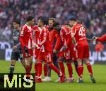 21.02.2026, Fussball Bundesliga 2025/2026, 23.Spieltag, FC Bayern München - Eintracht Frankfurt, in der Allianz-Arena München,  Alphonso Davies (mitte, FC Bayern München) muss verletzt aus dem Spiel, seine Kameraden trösten ihn.  Michael Olise (FC Bayern München), Jamal Musiala (Bayern München), Dayot Upamecano (FC Bayern München), Aleksandar Pavlovic (Bayern München)  