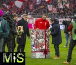 21.02.2026, Fussball Bundesliga 2025/2026, 23.Spieltag, FC Bayern München - Eintracht Frankfurt, in der Allianz-Arena München,   li: Vorstandsvorsitzender Jan-Christian Dreesen (FC Bayern München) Sportvorstand Max Eberl (re, Bayern München) bei der Ehrung für Harry Kane (FC Bayern München) für 500 Tore.