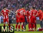 21.02.2026, Fussball Bundesliga 2025/2026, 23.Spieltag, FC Bayern München - Eintracht Frankfurt, in der Allianz-Arena München,  Alphonso Davies (mitte, FC Bayern München) muss verletzt aus dem Spiel, seine Kameraden trösten ihn.  Michael Olise (FC Bayern München),  Dayot Upamecano (FC Bayern München), Aleksandar Pavlovic (Bayern München)   