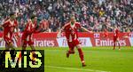 21.02.2026, Fussball Bundesliga 2025/2026, 23.Spieltag, FC Bayern München - Eintracht Frankfurt, in der Allianz-Arena München,  Torjubel Harry Kane (re, FC Bayern München) mit Jamal Musiala (Bayern München) und Aleksandar Pavlovic (Bayern München)  