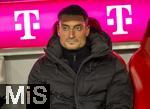 21.02.2026, Fussball Bundesliga 2025/2026, 23.Spieltag, FC Bayern München - Eintracht Frankfurt, in der Allianz-Arena München,  Trainer Albert Riera (Eintracht Frankfurt) nachdenklich  