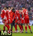 21.02.2026, Fussball Bundesliga 2025/2026, 23.Spieltag, FC Bayern München - Eintracht Frankfurt, in der Allianz-Arena München,  Alphonso Davies (mitte, FC Bayern München) muss verletzt aus dem Spiel, seine Kameraden trösten ihn.  Michael Olise (FC Bayern München), Jamal Musiala (Bayern München), Dayot Upamecano (FC Bayern München), Aleksandar Pavlovic (Bayern München)  