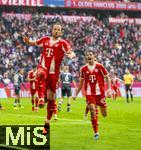 21.02.2026, Fussball Bundesliga 2025/2026, 23.Spieltag, FC Bayern München - Eintracht Frankfurt, in der Allianz-Arena München,  Torjubel Harry Kane (li, FC Bayern München) mit Aleksandar Pavlovic (Bayern München) , Luis Diaz (FC Bayern München) 