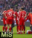 21.02.2026, Fussball Bundesliga 2025/2026, 23.Spieltag, FC Bayern München - Eintracht Frankfurt, in der Allianz-Arena München,  Alphonso Davies (mitte, FC Bayern München) muss verletzt aus dem Spiel, seine Kameraden trösten ihn.  Michael Olise (FC Bayern München),  Dayot Upamecano (FC Bayern München), Aleksandar Pavlovic (Bayern München)  