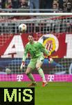 21.02.2026, Fussball Bundesliga 2025/2026, 23.Spieltag, FC Bayern München - Eintracht Frankfurt, in der Allianz-Arena München,  Torwart Jonas Urbig (FC Bayern München) am Ball 