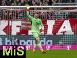 21.02.2026, Fussball Bundesliga 2025/2026, 23.Spieltag, FC Bayern München - Eintracht Frankfurt, in der Allianz-Arena München,  Torwart Jonas Urbig (FC Bayern München) 