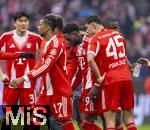 21.02.2026, Fussball Bundesliga 2025/2026, 23.Spieltag, FC Bayern München - Eintracht Frankfurt, in der Allianz-Arena München,  Alphonso Davies (mitte, FC Bayern München) muss verletzt aus dem Spiel, seine Kameraden trösten ihn.  Michael Olise (FC Bayern München), Jamal Musiala (Bayern München), Dayot Upamecano (FC Bayern München), Aleksandar Pavlovic (Bayern München)  