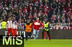21.02.2026, Fussball Bundesliga 2025/2026, 23.Spieltag, FC Bayern München - Eintracht Frankfurt, in der Allianz-Arena München,  Ein Flitzer flüchtet vor den Ordnern die ihn über den Platz verfolgen.