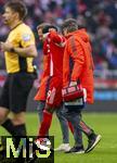 21.02.2026, Fussball Bundesliga 2025/2026, 23.Spieltag, FC Bayern München - Eintracht Frankfurt, in der Allianz-Arena München,  Alphonso Davies (2.v.re, FC Bayern München) muss verletzt aus dem Spiel, seine Kameraden trösten ihn. 
