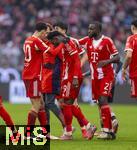 21.02.2026, Fussball Bundesliga 2025/2026, 23.Spieltag, FC Bayern München - Eintracht Frankfurt, in der Allianz-Arena München,  Alphonso Davies (mitte, FC Bayern München) muss verletzt aus dem Spiel, seine Kameraden trösten ihn. Jamal Musiala (Bayern München), Dayot Upamecano (FC Bayern München) 