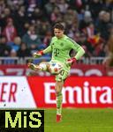 21.02.2026, Fussball Bundesliga 2025/2026, 23.Spieltag, FC Bayern München - Eintracht Frankfurt, in der Allianz-Arena München,  Torwart Jonas Urbig (FC Bayern München) am Ball 