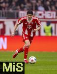 21.02.2026, Fussball Bundesliga 2025/2026, 23.Spieltag, FC Bayern München - Eintracht Frankfurt, in der Allianz-Arena München, Min-jae Kim (Bayern München, Minjae Kim) am Ball 