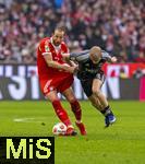 21.02.2026, Fussball Bundesliga 2025/2026, 23.Spieltag, FC Bayern München - Eintracht Frankfurt, in der Allianz-Arena München, v.li: Harry Kane (FC Bayern München) wird von Oscar Hojlund (Eintracht Frankfurt) am Trikot gezerrt 