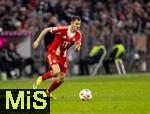 21.02.2026, Fussball Bundesliga 2025/2026, 23.Spieltag, FC Bayern München - Eintracht Frankfurt, in der Allianz-Arena München, Josip Stanisic (Bayern München) am Ball 